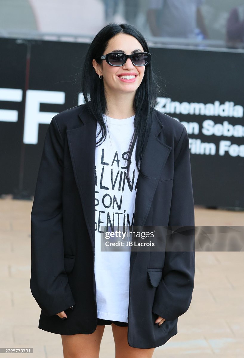 fedeebongiorno's tweet photo. 📸 Lali usando una remera de las Malvinas en el Festival Internacional de Cine de San Sebastián, donde presenta su nueva película “GLAXO” https://t.co/UeuzZKi4eK
