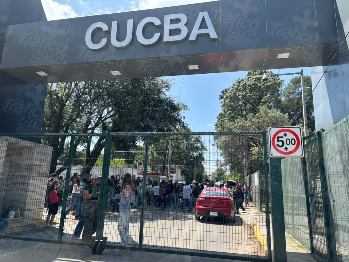 Trafico_ZMG's tweet photo. 📢 Estudiantes del Centro Universitario de Ciencias Biológicas y Agronómicas (CUCBA) de la Universidad de Guadalajara se movilizaron este día para exigir al  @ZapopanGob mayor seguridad y mejoras en las rutas de transporte público que conectan con el campus.

La protesta surge tras el asesinato de Karla Margarita, ocurrido a espaldas del centro universitario. Aunque la joven no pertenecía al CUCBA, la comunidad estudiantil repudió el hecho y señaló que la zona, así como las comunidades aledañas de Nextipac y La Venta del Astillero donde rentan muchos alumnos foráneos, carece de condiciones mínimas de seguridad.

Aunado a la violencia, denunciaron deficiencias en el servicio de camiones al asegurar que varias rutas se niegan a cumplir con su derrotero hacia el plantel, complicando los traslados de quienes salen por la noche y habitan en municipios lejanos de la ZMG.🚨🚍⚠️

#TráficoZMGPeriodismoCiudadano
