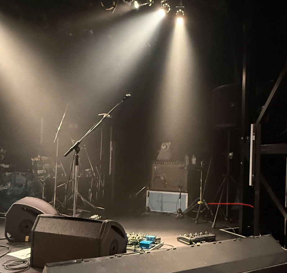 kuuuu2020's tweet photo. 色々振り返ってたら
高松は終演後、アンプの上にアライさんいたなぁ
一緒に楽屋に戻らないの？
ちょこんと座ってて可愛らしかった

仙台では鏡interでステージ出てきたし
今になってあの姿をじわじわ思い出す
#SBT https://t.co/HRTzNI0XtH