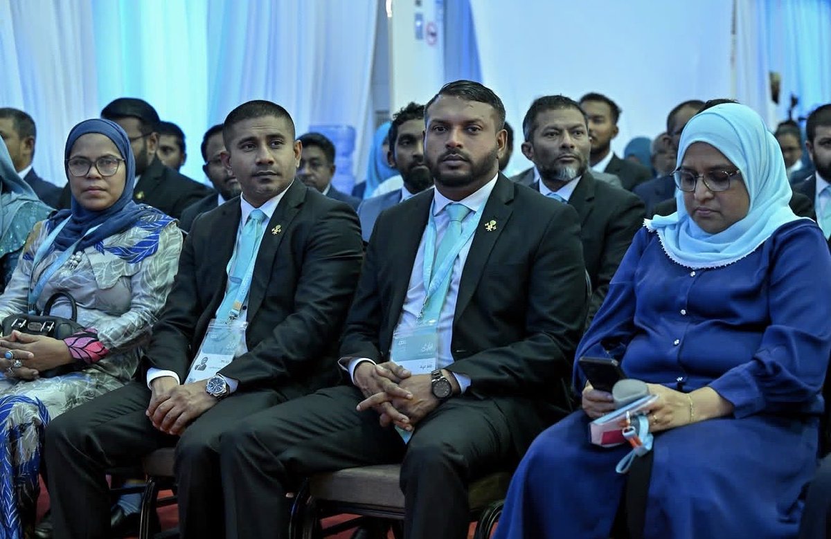 HamidShafeeu's tweet photo. Miraajjeyga thibi emme fulhaa dhaairaa ehga siyaasee gothun hashivikkaa meehuntha eh foto akun. https://t.co/PYMFNQCHFH