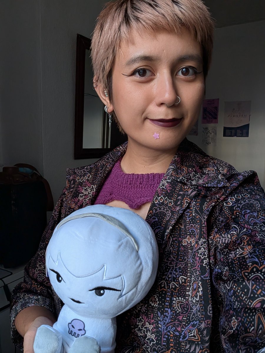 peachyhues's tweet photo. okay I'm lowkey serving Rose Lalonde vibes with this hair, lipstick and purple hand knitted shirt combo. she needed to be in the photo too obviously https://t.co/nSyk6iVSpW