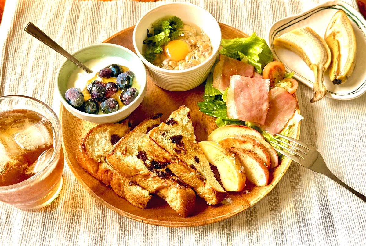 この間のバイトが無い日の朝食🍽 リンゴ焼いてシナモン振って、パンと食べるのこの上なく美味しいっ🍎 あと焼いて食べると美味しいフルーツってなんだろ？ #おうちごはん