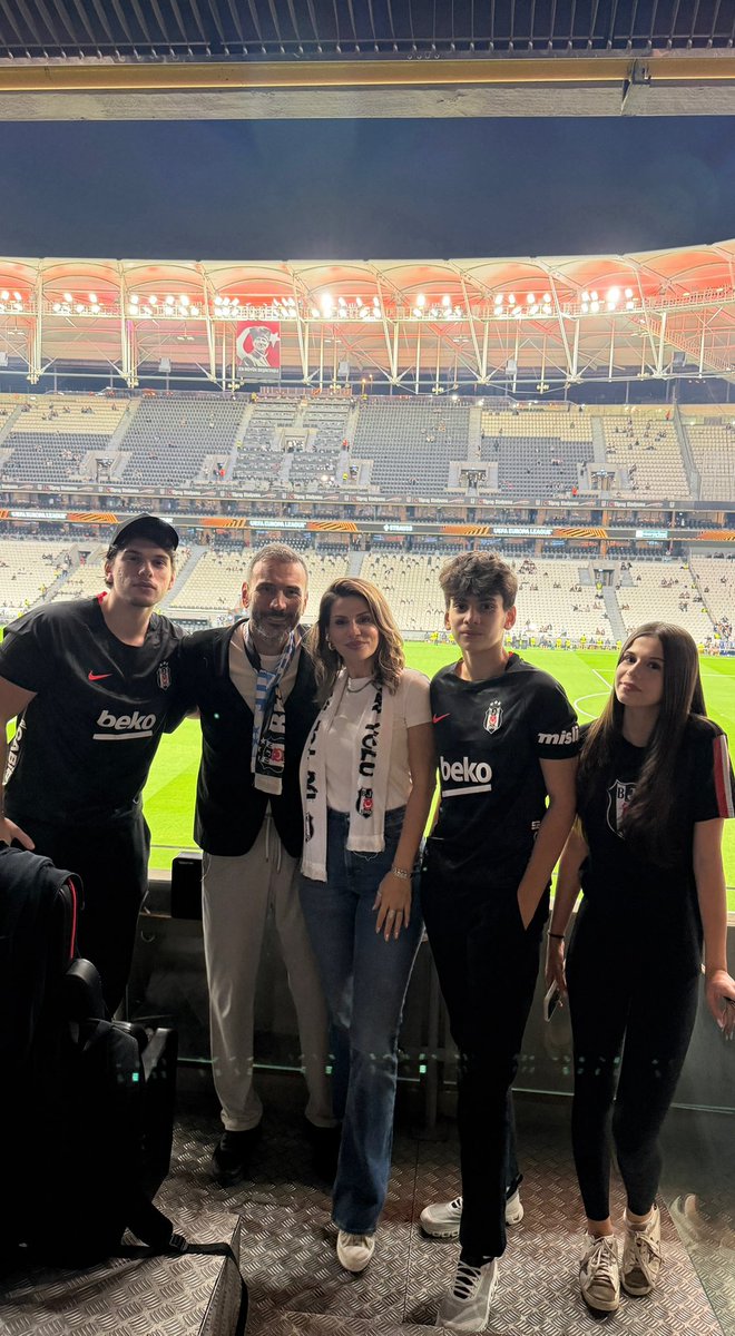ertemsener's tweet photo. Evdeyiz, eşim, kızım, oğullarım Beşiktaş’layız 
🖤🩶 🦅 
Başarılar KARA KARTALIM… https://t.co/W55USTIGHC