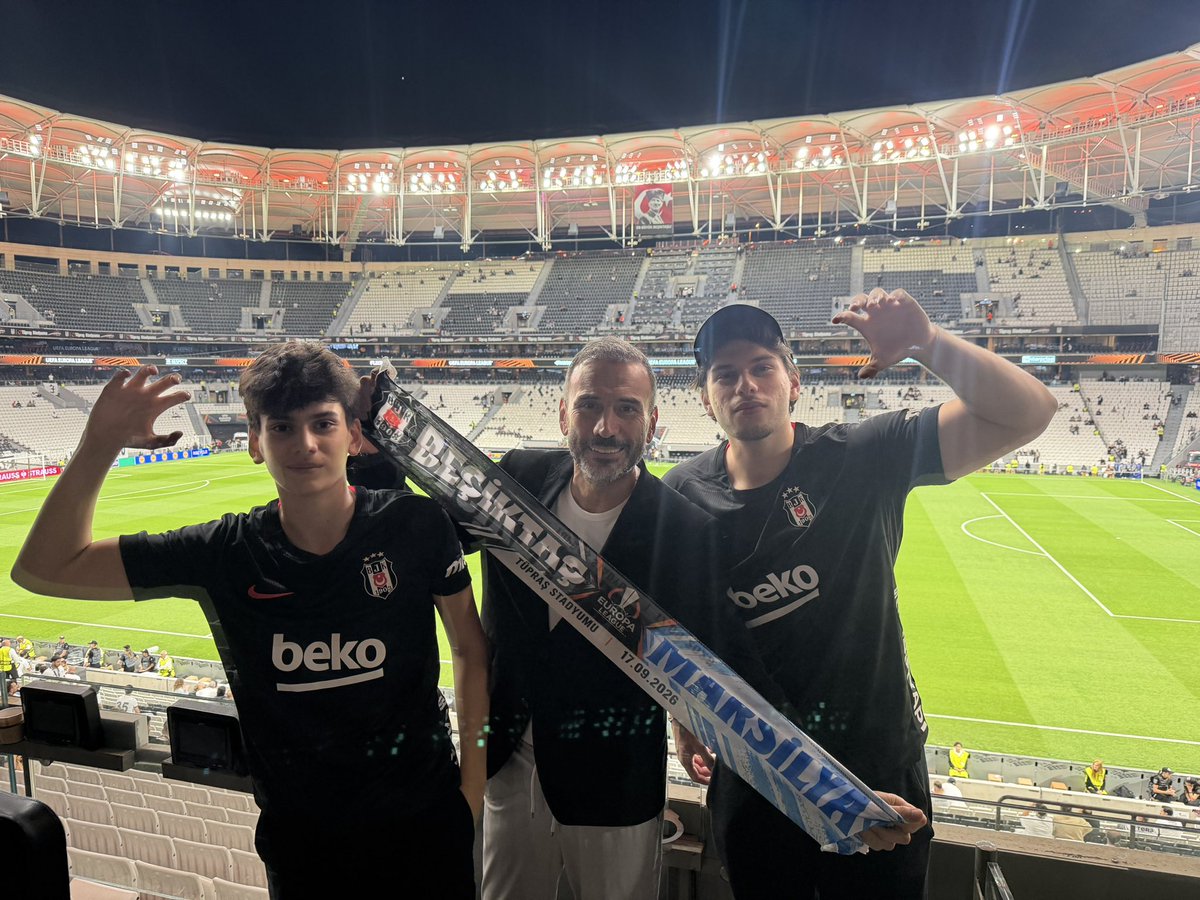 ertemsener's tweet photo. Evdeyiz, eşim, kızım, oğullarım Beşiktaş’layız 
🖤🩶 🦅 
Başarılar KARA KARTALIM… https://t.co/W55USTIGHC
