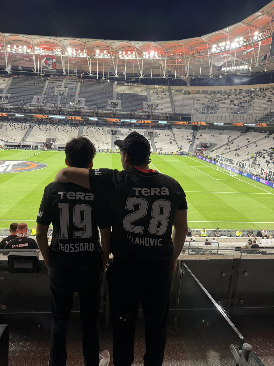 ertemsener's tweet photo. Evdeyiz, eşim, kızım, oğullarım Beşiktaş’layız 
🖤🩶 🦅 
Başarılar KARA KARTALIM… https://t.co/W55USTIGHC
