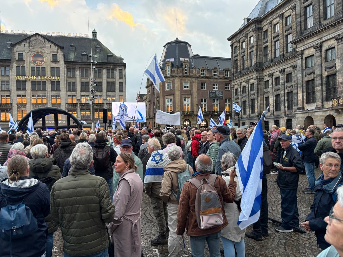 IsraelinNL's tweet photo. Hartverwarmend! Nederlandse vrienden van Israël laten van zich horen op de Dam in Amsterdam. Namens iedereen in Israël: toda raba 💙🇮🇱🇳🇱 https://t.co/cvJkm8uxg9