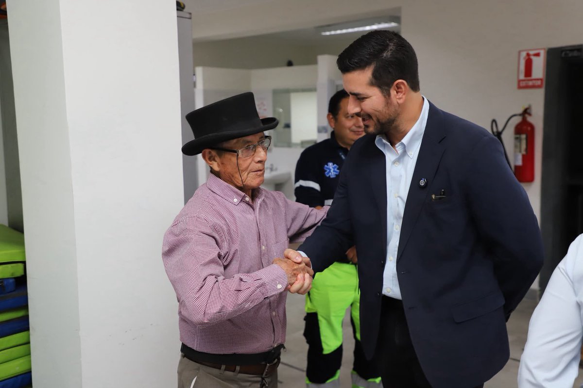BernardoCordovz's tweet photo. #Chimborazo | Inspeccioné el Centro de Salud de Alausí, donde escuché a pacientes, personal médico y responsables del establecimiento. 

Encontré algo que vale la pena destacar: nuestros asegurados reconocen la atención que reciben; me comentaron que hay médicos amables y reciben sus medicamentos a tiempo. Rosario recibió sus fármacos durante mi visita eso me llena de satisfacción.

Por otro lado, identifiqué aspectos que debemos mejorar: problemas en infraestructura, falta de algunos insumos para la toma de muestras de laboratorio y abastecimiento de medicamentos. También, la necesidad de fortalecer el equipo con profesionales en áreas de especialidad médica.

El informe para la aprobación del Plan Médico Funcional ya está elaborado y será parte de la evaluación de los requerimientos de esta unidad.

Mi compromiso es dar seguimiento a las necesidades identificadas, regresaré en 45 días para verificar los avances.

Escuchar en territorio sirve para tomar decisiones responsables y mejorar nuestros servicios.

#ParaEsoEstamos