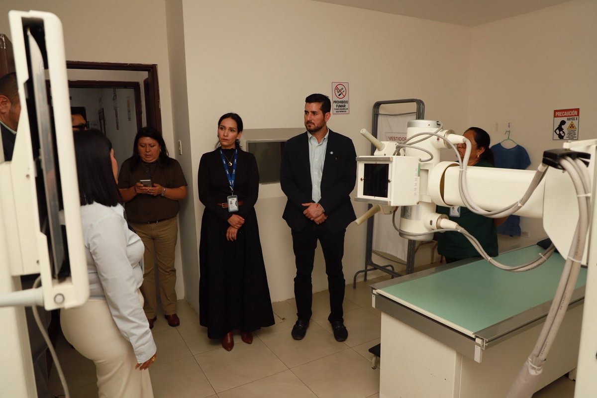 BernardoCordovz's tweet photo. #Chimborazo | Inspeccioné el Centro de Salud de Alausí, donde escuché a pacientes, personal médico y responsables del establecimiento. 

Encontré algo que vale la pena destacar: nuestros asegurados reconocen la atención que reciben; me comentaron que hay médicos amables y reciben sus medicamentos a tiempo. Rosario recibió sus fármacos durante mi visita eso me llena de satisfacción.

Por otro lado, identifiqué aspectos que debemos mejorar: problemas en infraestructura, falta de algunos insumos para la toma de muestras de laboratorio y abastecimiento de medicamentos. También, la necesidad de fortalecer el equipo con profesionales en áreas de especialidad médica.

El informe para la aprobación del Plan Médico Funcional ya está elaborado y será parte de la evaluación de los requerimientos de esta unidad.

Mi compromiso es dar seguimiento a las necesidades identificadas, regresaré en 45 días para verificar los avances.

Escuchar en territorio sirve para tomar decisiones responsables y mejorar nuestros servicios.

#ParaEsoEstamos