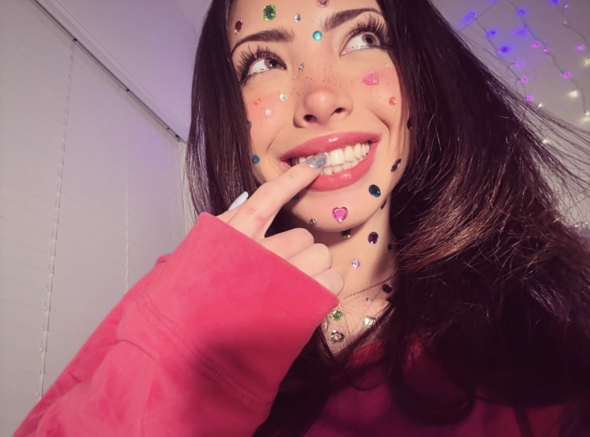 brooklynxmiller's tweet photo. goodmorning from your whimsical baddie 🦄🧚‍♀️✨ https://t.co/YdNSeIDxue