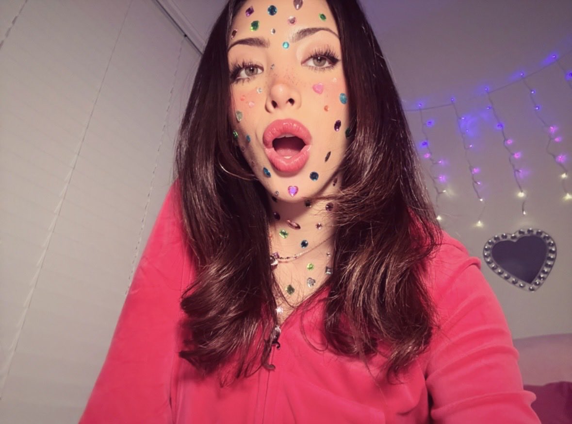 brooklynxmiller's tweet photo. goodmorning from your whimsical baddie 🦄🧚‍♀️✨ https://t.co/YdNSeIDxue