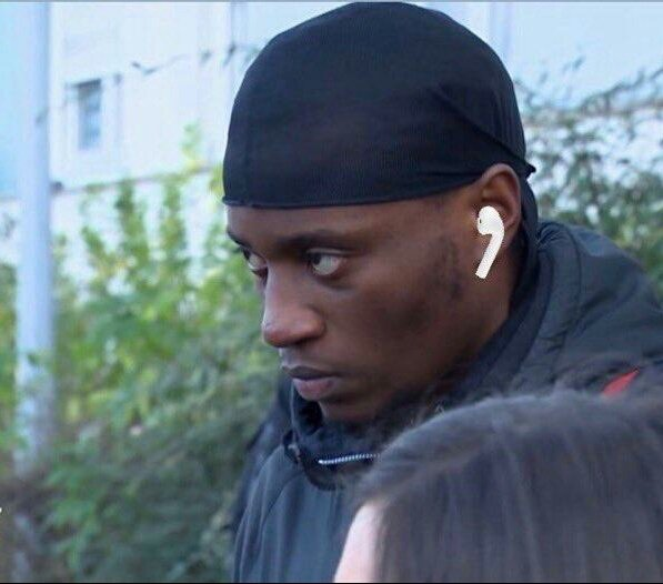 overthinkrbel's tweet photo. Me in public:                   My headphones: https://t.co/XdjaeAtYVC