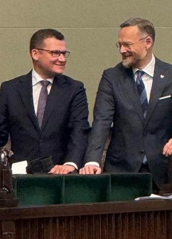 murczkiewiczyzm's tweet photo. Politycy prawicy kiedy ciężarna kobieta zmuszona jest do urodzenia dziecka z bezmózgowiem tylko po to żeby patrzeć jak umiera w cierpieniach, a obok na oddziale onkologicznym umierający mężczyzna nie może zostać godnie pożegnany przez swojego partnera, bo to by zniszczyło tradycyjną rodzinę czy jakoś tak.