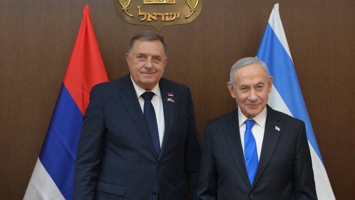 kos_data's tweet photo. 🇮🇱🇧🇦 Israeli PM Netanyahu met again with pro-separatist Bosnian Serb leader Dodik amid growing attempts to undermine Bosnia's sovereignty.

The flag of Bosnia was not displayed; only the flag of the "Republika Srpska" entity was visible.

Dodik said the parties are finalizing agreements on economic and cultural cooperation.

“Serbs and Israelis are brothers by history and brothers by the future,” Dodik said during his visit to Jerusalem.