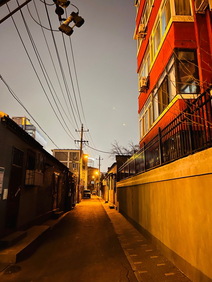 c3cz3z's tweet photo. Sunset glow painting the alley walls, a random street moment that hit different today. https://t.co/03qZ2w5kg2