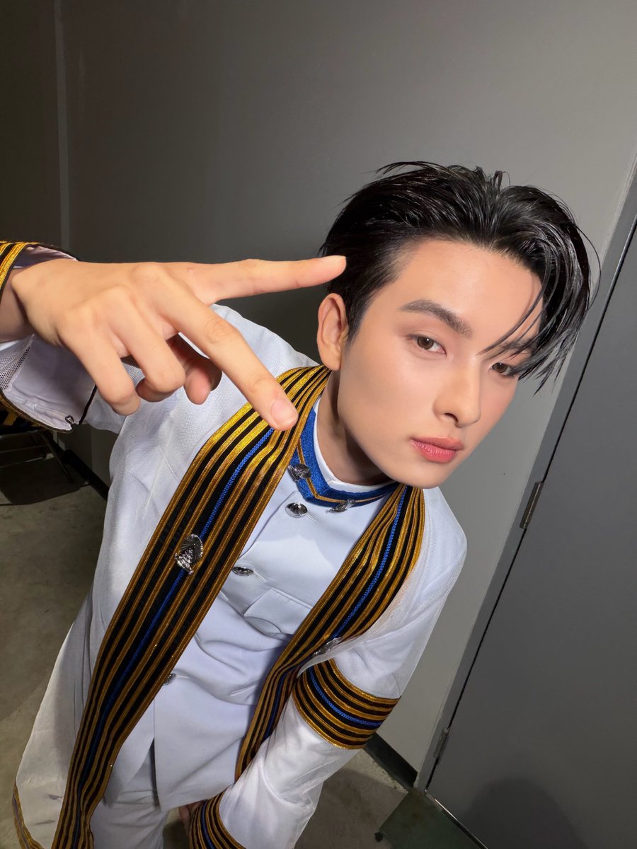 BUS_SONRAY's tweet photo. 🎓 Congratulations #KHUNPOL กับอีกหนึ่งความสำเร็จในชีวิตที่สำเร็จการศึกษาระดับปริญญาตรี ขอให้ทุกก้าวต่อจากนี้เต็มไปด้วยโอกาส และเรื่องราวดี ๆ นะครับ 🤍

ขอบคุณทุกคนอีกครั้งที่มาร่วมส่งคำยินดีให้ขุนพลในวันสำคัญนี้นะครับ  〰 

#KHUNPOLGraduationDay
#ก็ประมาณนี้ครับขุนไปรับปริญญาละ
#ครุยแรกของบัสจัดไปศูนย์สาม
#BUSbecauseofyouishine