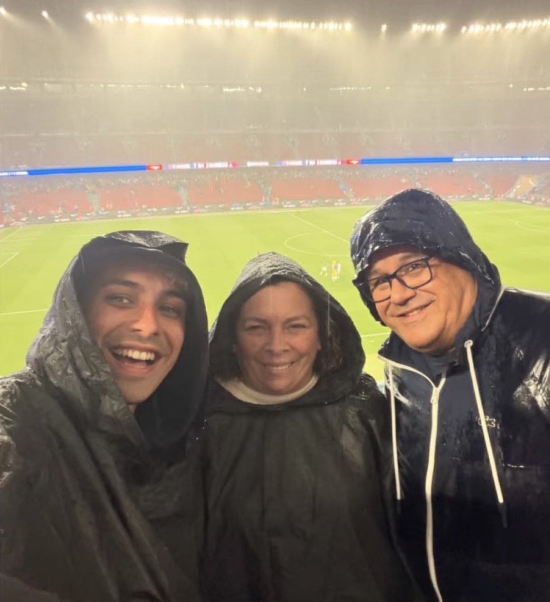 Pedri_Archives's tweet photo. The Gonzalez family was in attendance last night to watch Pedri &amp; Barca❤️ https://t.co/dCngycDDGs