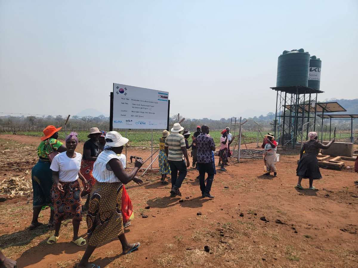 hon_wezhaz's tweet photo. Today I distributed +5,000 chicks with support from His Excellency, President Dr. @edmnangagwa in Chivi Ward 19’s Masvingise &amp; Takunda villages. 3 Village Business Units also benefited, creating opportunities for income, jobs, food security, and better nutrition
@ParliamentZim https://t.co/9wQwSp3onB