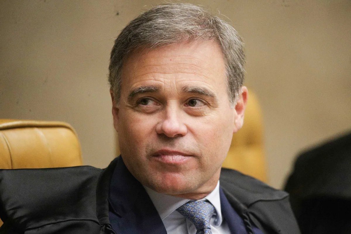 Metropoles's tweet photo. ➡️ STF | Cunhado de André Mendonça trabalha no gabinete de deputado alvo da PF

Cunhado do ministro do STF André Mendonça atua como assessor do deputado Cezinha de Madureira (PL-SP), alvo de operação da PF nesta semana

Leia na coluna de @igorgadelham https://t.co/JMF6rmuuro