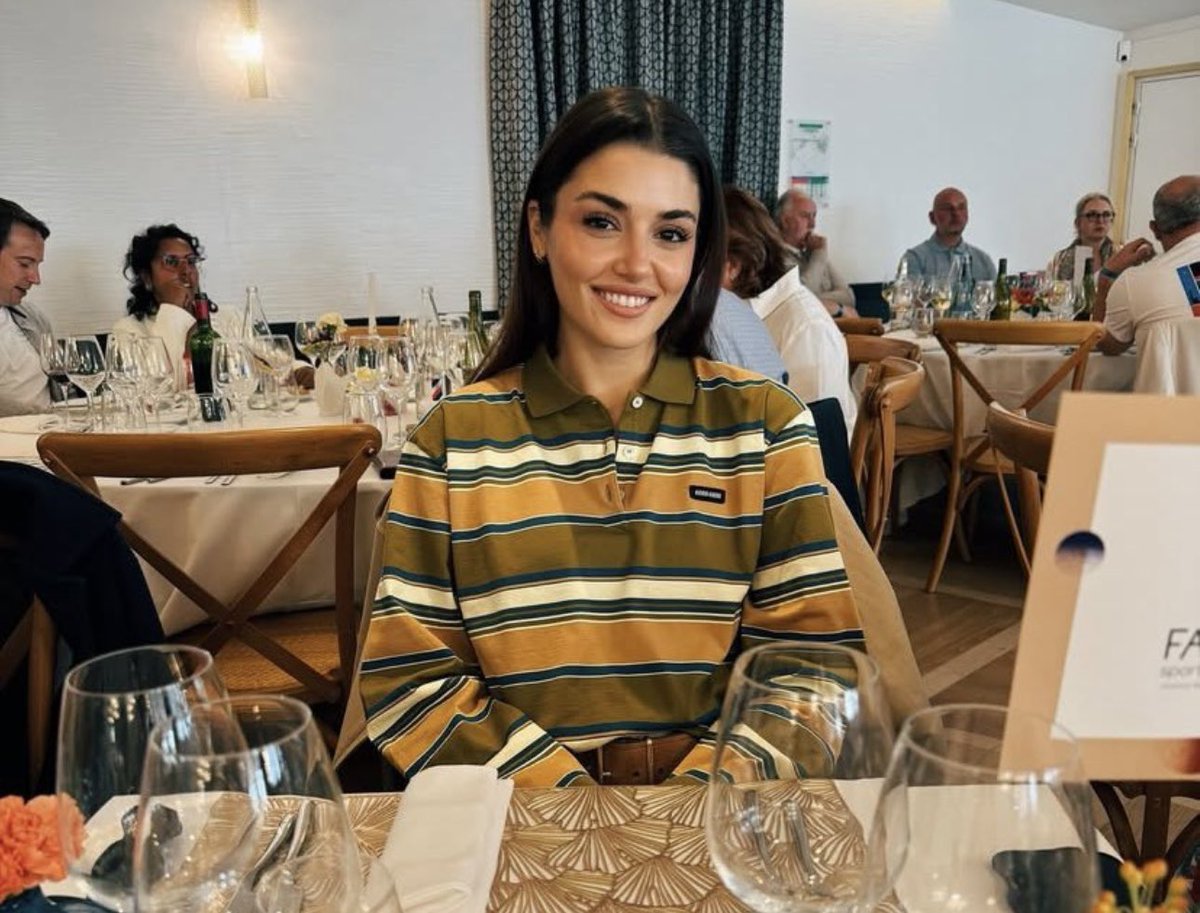 GloryMagazines's tweet photo. Hande Erçel verdiği röportajda: 
“Şu an bir iş yazıyorum, yakında biter. Setine çıkacağım bir film projesi olacak. 

Markamla bir farklılık deneyelim dedik, benim birçok farklı yönümü ortaya çıkaracak bir proje sundular, acaba sarışın nasıl görünürüm diye heyecandan denedim. Bence oldu, ama yapmam. Büyük konuşmayayım ama yapmam.”