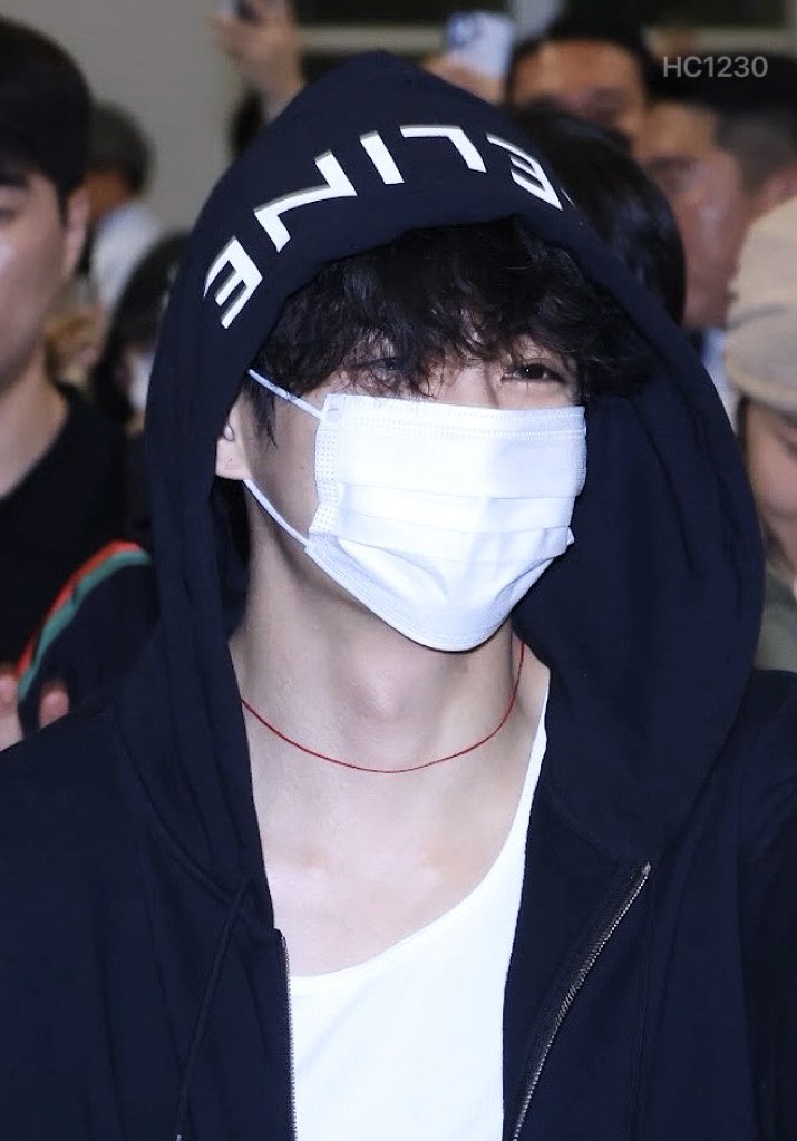 HC1230v's tweet photo. 260917 ICN🛫
 #뷔 #TAEHYUNG #V https://t.co/KNw6BcbpcZ