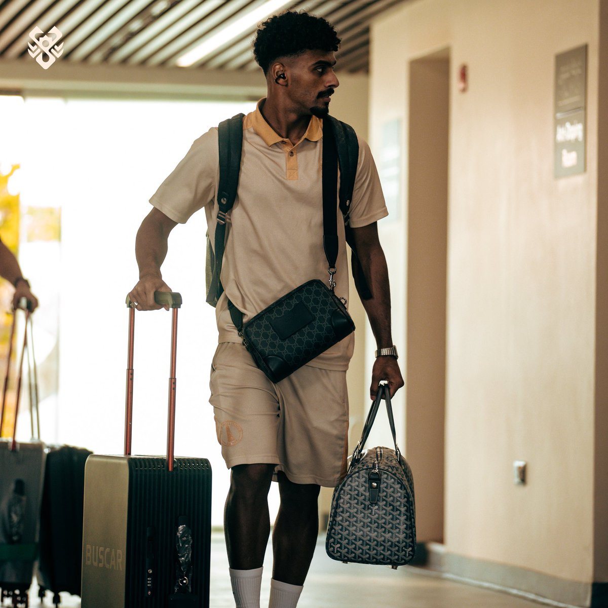 Buscarbrand's tweet photo. Buscar, alongside the stars of the Roshn Saudi League.
@SPL 

Different clubs. Different destinations.
One journey, one bag.

What started in Jeddah continues to travel further �� from one destination to the next.

From Jeddah to the world. 🟠 https://t.co/H4RiMiGoQU