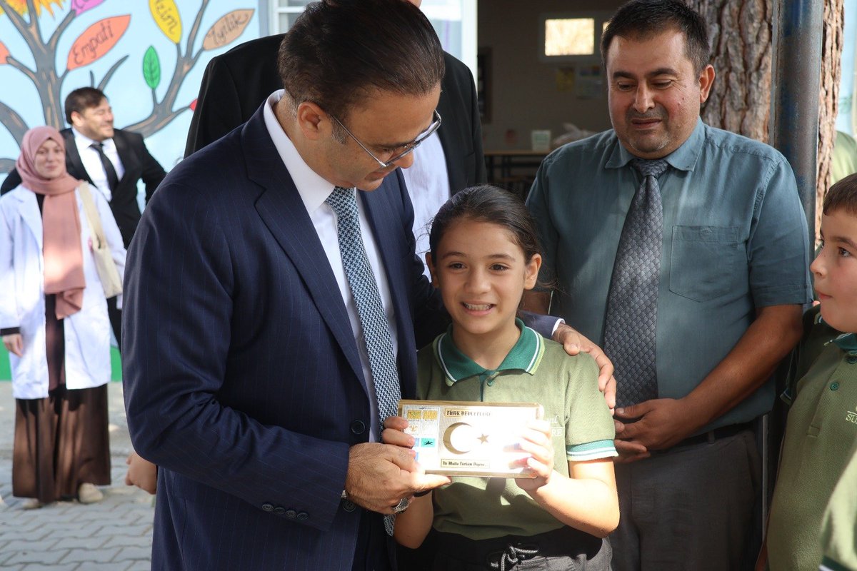 izmir_ilmem's tweet photo. İl Millî Eğitim Müdürümüz Dr.  Ömer Yahşi, 80. Yıl Suludere İlkokulu ve Ortaokulunu ziyaret ederek öğretmen ve öğrencilerimizle bir araya geldi.

@tcmeb @Yusuf__Tekin @drsuleymanelban @yahsiomer https://t.co/RQW1DWn60j