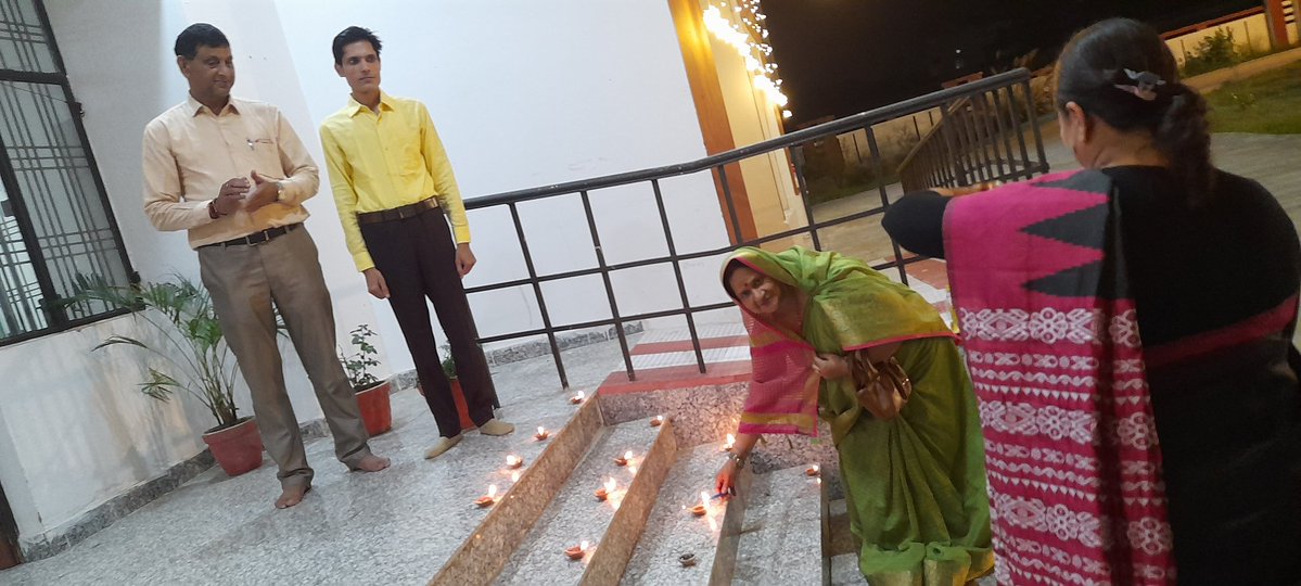 GeetaSi12's tweet photo. यशस्वी प्रधानमंत्री माननीय @narendramodi  जी के जन्मदिवस के शुभ अवसर पर महिला महाविद्यालय, मुसाफिरखाना (कठौरा) में प्राचार्य एवं समस्त स्टाफ संग दीप प्रज्वलित कर उनके दीर्घायु एवं उत्तम स्वास्थ्य की प्रार्थना की।
@smritiirani @SmritiIraniOffc @BJP4Amethi @BJP4India @BJP4UP https://t.co/VX8WPbHett
