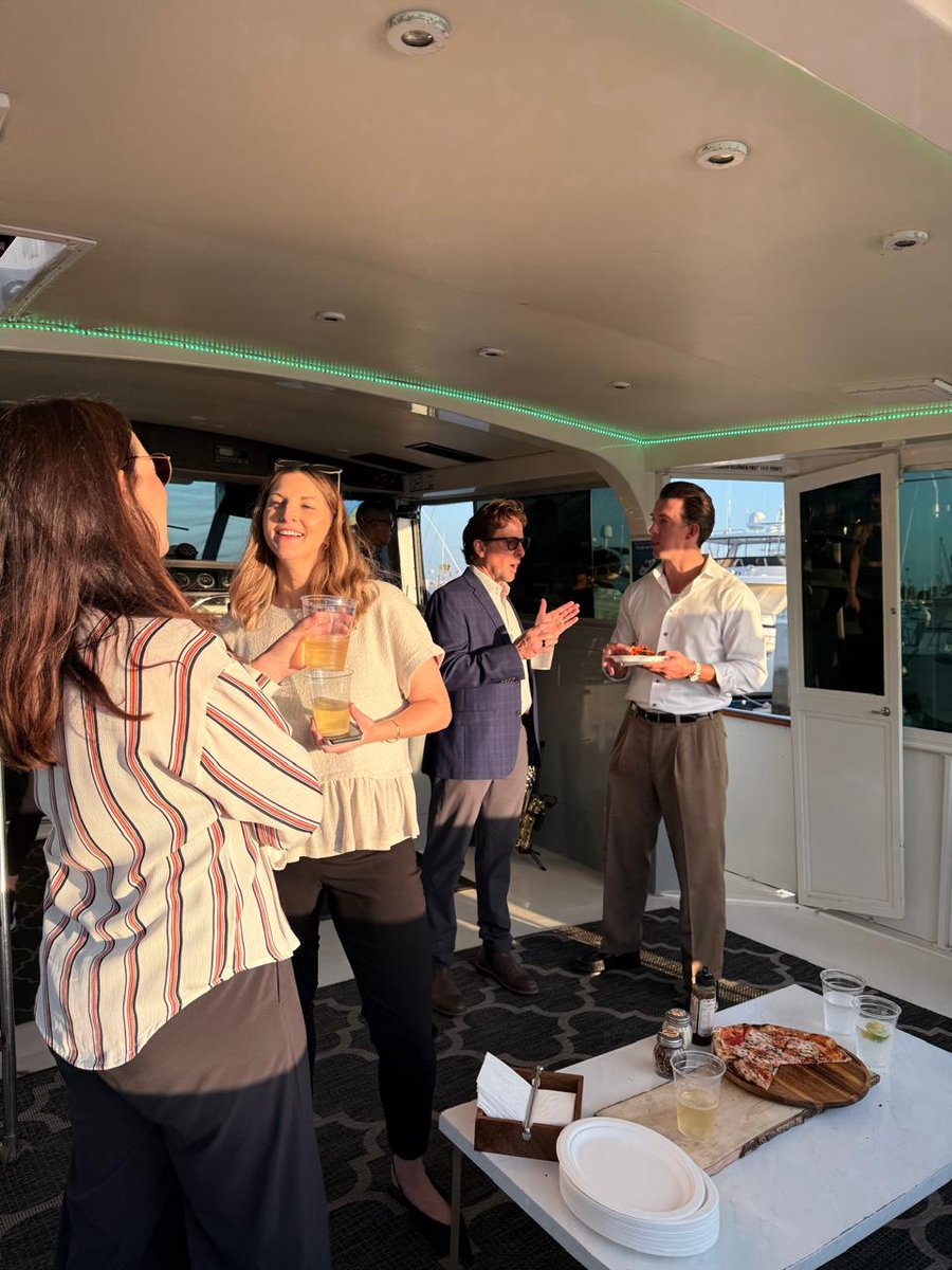 recurly's tweet photo. 🌇 Golden hour, open water, and handful of people thinking seriously about where subscription businesses are headed.

A big thank you to everyone who joined us and made the evening one to remember. 🥂

🗓️ Catch the next one: https://t.co/pywhrMlA7h https://t.co/l0kBQdt17j