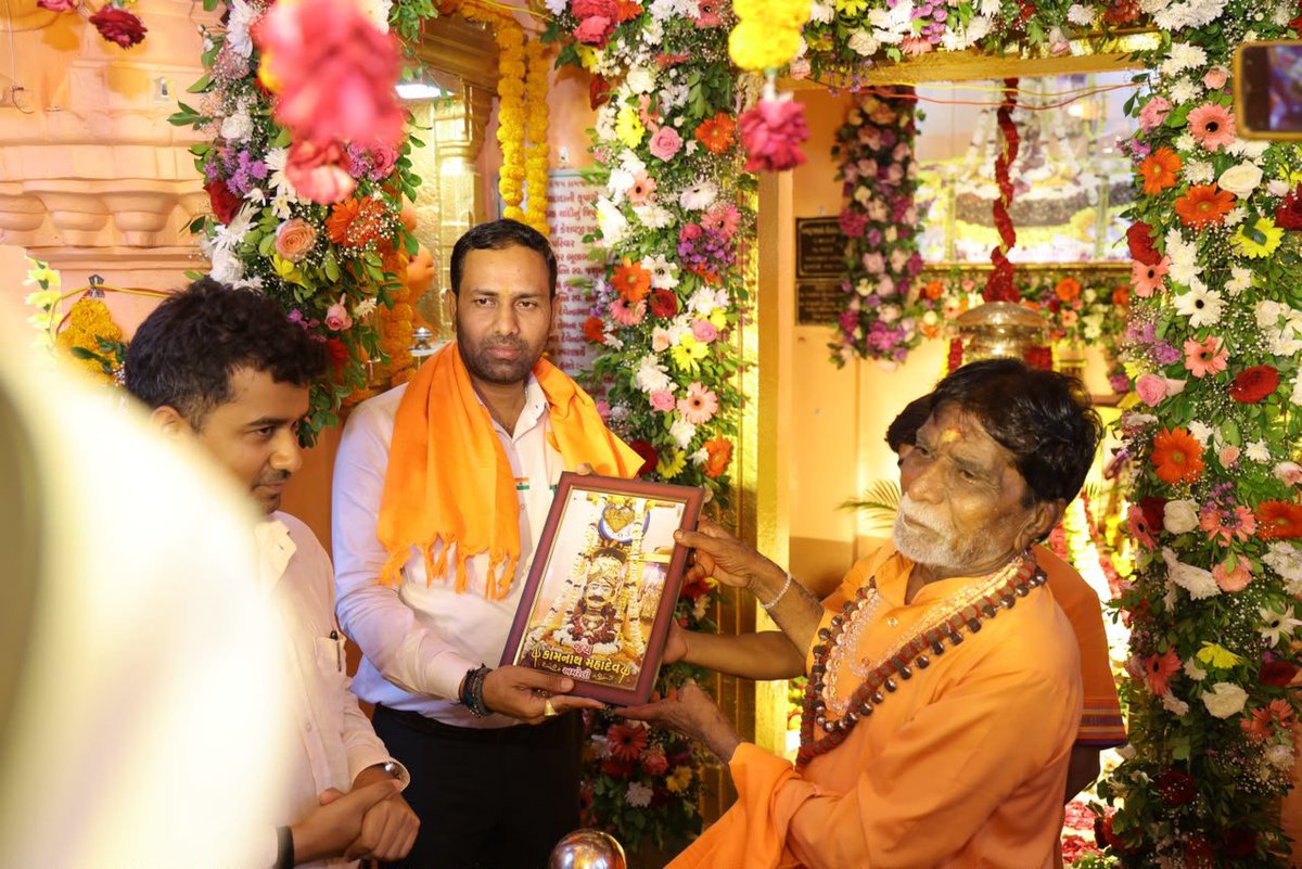 ikaushikvekaria's tweet photo. મહાદેવના આશીર્વાદથી વડાપ્રધાનશ્રીનું જીવન હંમેશા દેશસેવા અને જનકલ્યાણ માટે સમર્પિત રહે તથા ભારતને વિકસિત અને આત્મનિર્ભર રાષ્ટ્ર બનાવવાના સંકલ્પને વધુ બળ મળે તેવી હૃદયપૂર્વક પ્રાર્થના.
#AshirvadNoDivdo #SevaSankalp #NarendraModi #HappyBirthdayModi #SevaSamarpan #Amreli https://t.co/Gs9n5iQPV4