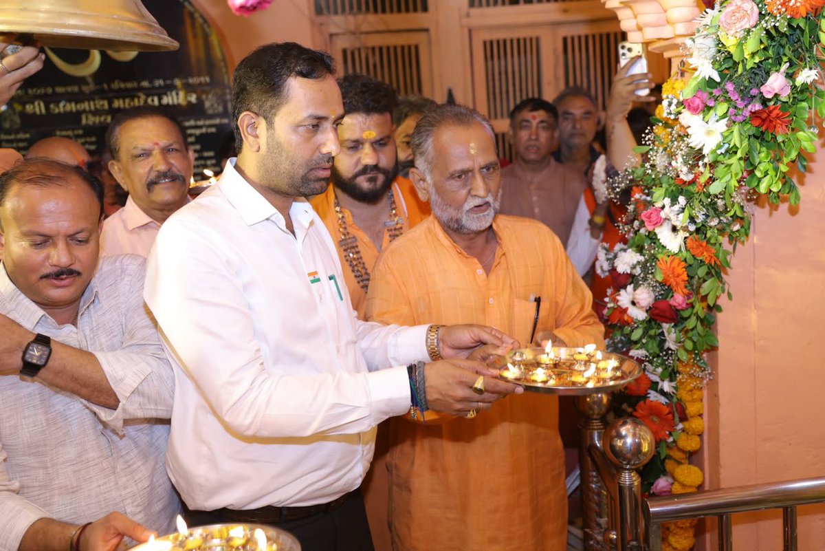 ikaushikvekaria's tweet photo. મહાદેવના આશીર્વાદથી વડાપ્રધાનશ્રીનું જીવન હંમેશા દેશસેવા અને જનકલ્યાણ માટે સમર્પિત રહે તથા ભારતને વિકસિત અને આત્મનિર્ભર રાષ્ટ્ર બનાવવાના સંકલ્પને વધુ બળ મળે તેવી હૃદયપૂર્વક પ્રાર્થના.
#AshirvadNoDivdo #SevaSankalp #NarendraModi #HappyBirthdayModi #SevaSamarpan #Amreli https://t.co/Gs9n5iQPV4