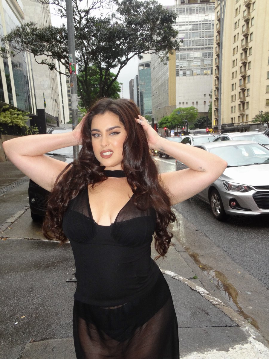 tracklist's tweet photo. SERVINDO ATÉ NO FRIO! Lauren Jauregui na Avenida Paulista, em São Paulo. 🖤 https://t.co/jn4hMt2w46