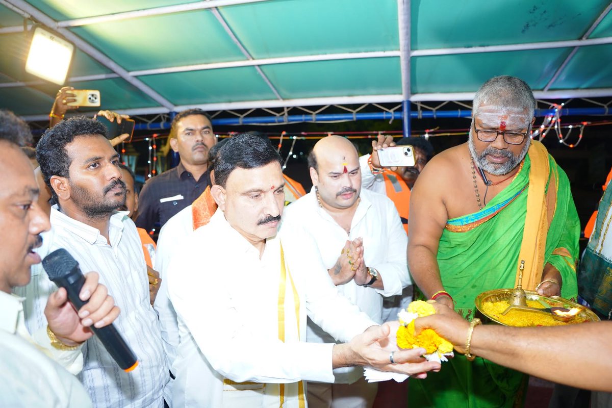 MLASujana's tweet photo. సేవా సంకల్ప్ అభియాన్‌లో భాగంగా విజయవాడ దుర్గాఘాట్‌లో ‘ఆశీర్వాద దీపం’ కార్యక్రమంలో మంత్రి శ్రీ సత్య కుమార్ యాదవ్ గారితో కలిసి పాల్గొని, ప్రధాని శ్రీ నరేంద్ర మోదీ గారికి జన్మదిన శుభాకాంక్షలు తెలియజేశాను. దేశం శాంతి, ప్రగతితో ముందుకు సాగాలని ఆకాంక్షించాను.

#NarendraModi #PMModi https://t.co/ER8HW983w5