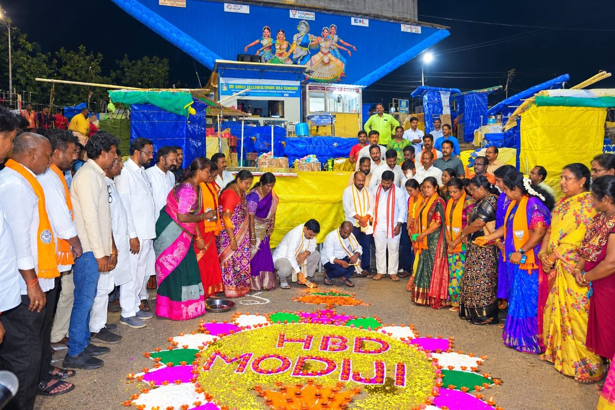 MLASujana's tweet photo. సేవా సంకల్ప్ అభియాన్‌లో భాగంగా విజయవాడ దుర్గాఘాట్‌లో ‘ఆశీర్వాద దీపం’ కార్యక్రమంలో మంత్రి శ్రీ సత్య కుమార్ యాదవ్ గారితో కలిసి పాల్గొని, ప్రధాని శ్రీ నరేంద్ర మోదీ గారికి జన్మదిన శుభాకాంక్షలు తెలియజేశాను. దేశం శాంతి, ప్రగతితో ముందుకు సాగాలని ఆకాంక్షించాను.

#NarendraModi #PMModi https://t.co/ER8HW983w5
