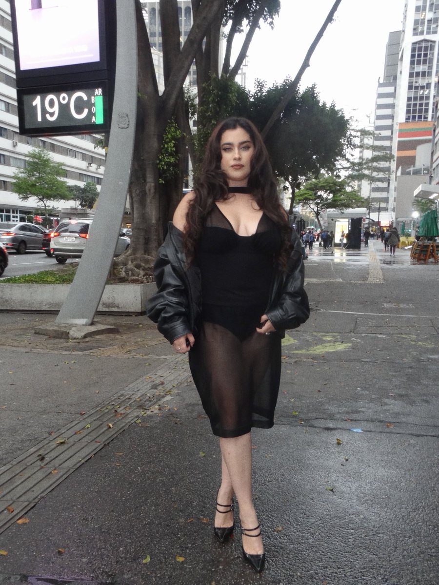 tracklist's tweet photo. SERVINDO ATÉ NO FRIO! Lauren Jauregui na Avenida Paulista, em São Paulo. 🖤 https://t.co/jn4hMt2w46