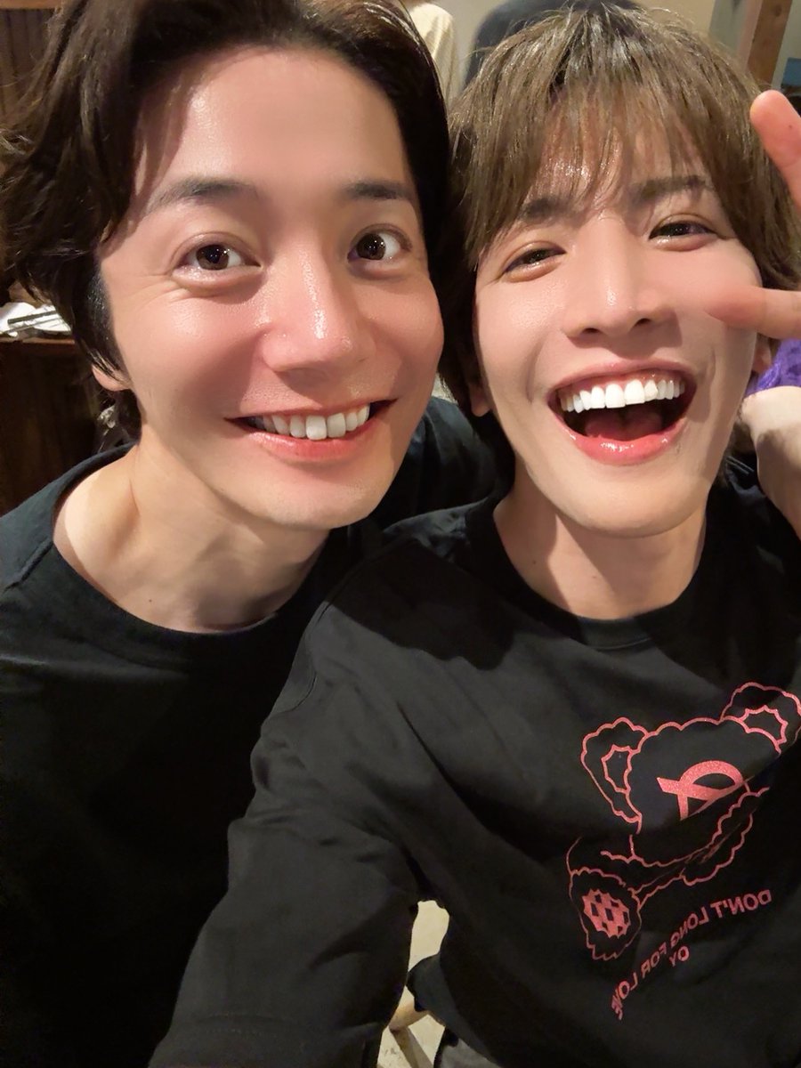 takuya_matsuri's tweet photo. おはよう🥰💗

今日はデカホシ千秋楽です😭

なんか急激に寂しくなってきました🥲
昨日は1日早めの打ち上げだったのですが、色んな方の支えがあっての舞台だったなぁとしみじみ🥹✨

本当にこのメンバーで今日までやってこれて幸せでした🥹❤️💙
あとはすべて出し切るのみ❤️‍🔥

感謝を忘れず今日の千秋楽思う存分楽しんできます🫶💕

配信もあるのでぜひぜひ💗😋

ではでは
千秋楽前にリハーサルしてから
今日も1日頑張ってきます😍👍🏻

写真は僕の大好きな顔の和田琢磨くんと😊❤️‍🔥笑（顔以外ももちろんとっても素晴らしいお方です🤩⭐️）

昨日打ち上げで写真を撮っていただきました🫶🫶🫶まじ家宝にします🥹❣️
和田くん本当に全てがかっこいい😋🥹❣️

#MATSURI
#松岡卓弥
#舞台デカホシ
#和田琢磨