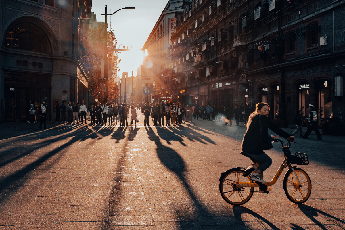 cindn466448's tweet photo. Sunset glow hitting the sidewalk, a lone scooter parked by a blooming street cafe. Quick city street snap just now.， https://t.co/Yi6S2K8DW7