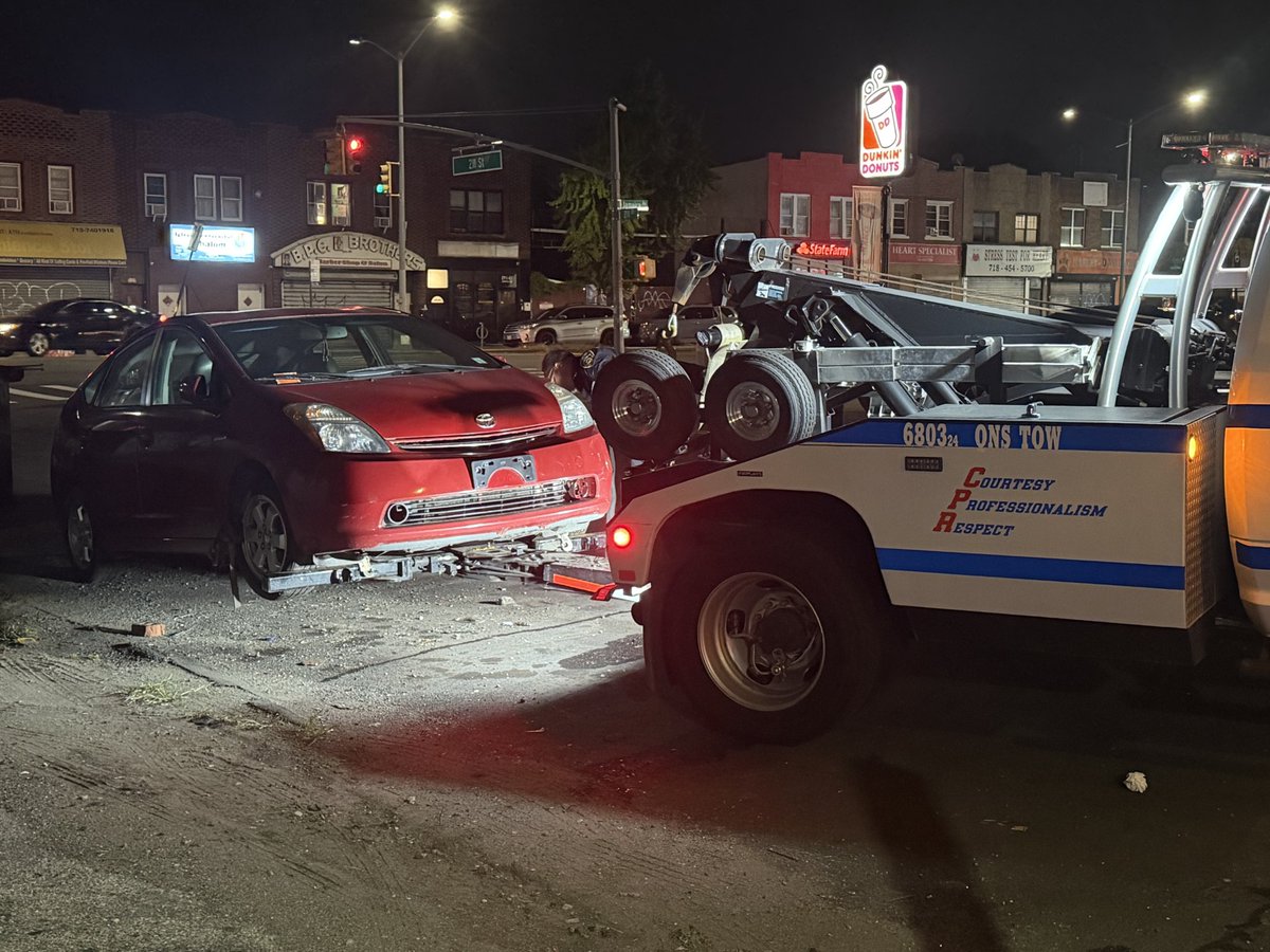 NYPD105Pct's tweet photo. Our Quality of Life team conducted a joint Tow Operation with NYPD Traffic and our Rotation Tow vendor.  It resulted in 1 truck towed, 6 vehicles towed, 3 barnacle boots placed on commercial vehicles, and 15 parking summonses issued. https://t.co/71CwUEzloD