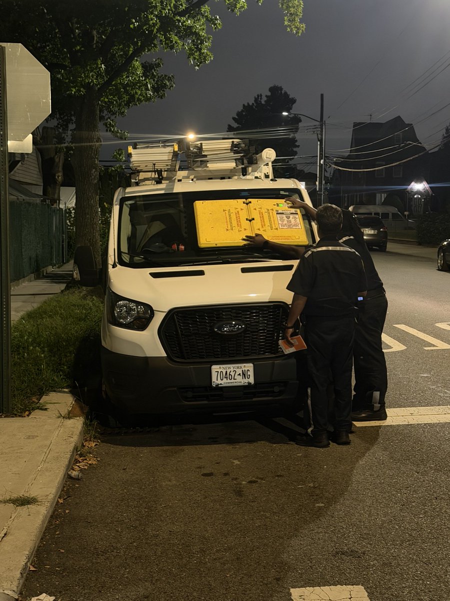 NYPD105Pct's tweet photo. Our Quality of Life team conducted a joint Tow Operation with NYPD Traffic and our Rotation Tow vendor.  It resulted in 1 truck towed, 6 vehicles towed, 3 barnacle boots placed on commercial vehicles, and 15 parking summonses issued. https://t.co/71CwUEzloD