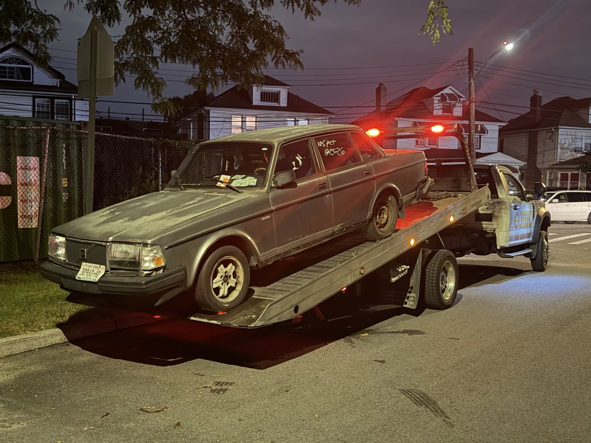NYPD105Pct's tweet photo. Our Quality of Life team conducted a joint Tow Operation with NYPD Traffic and our Rotation Tow vendor.  It resulted in 1 truck towed, 6 vehicles towed, 3 barnacle boots placed on commercial vehicles, and 15 parking summonses issued. https://t.co/71CwUEzloD