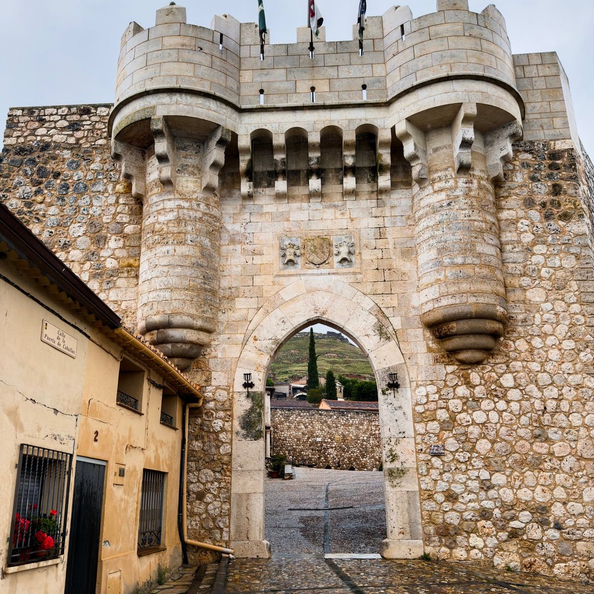 JoelDavanzo's tweet photo. Walking through Hita means wandering among stone, history, and literature. Medieval streets, walls that still preserve centuries of memory, and verses that live on from the time of the Archpriest of Hita and his Book of Good Love. Some villages are https://t.co/S4188FV10s