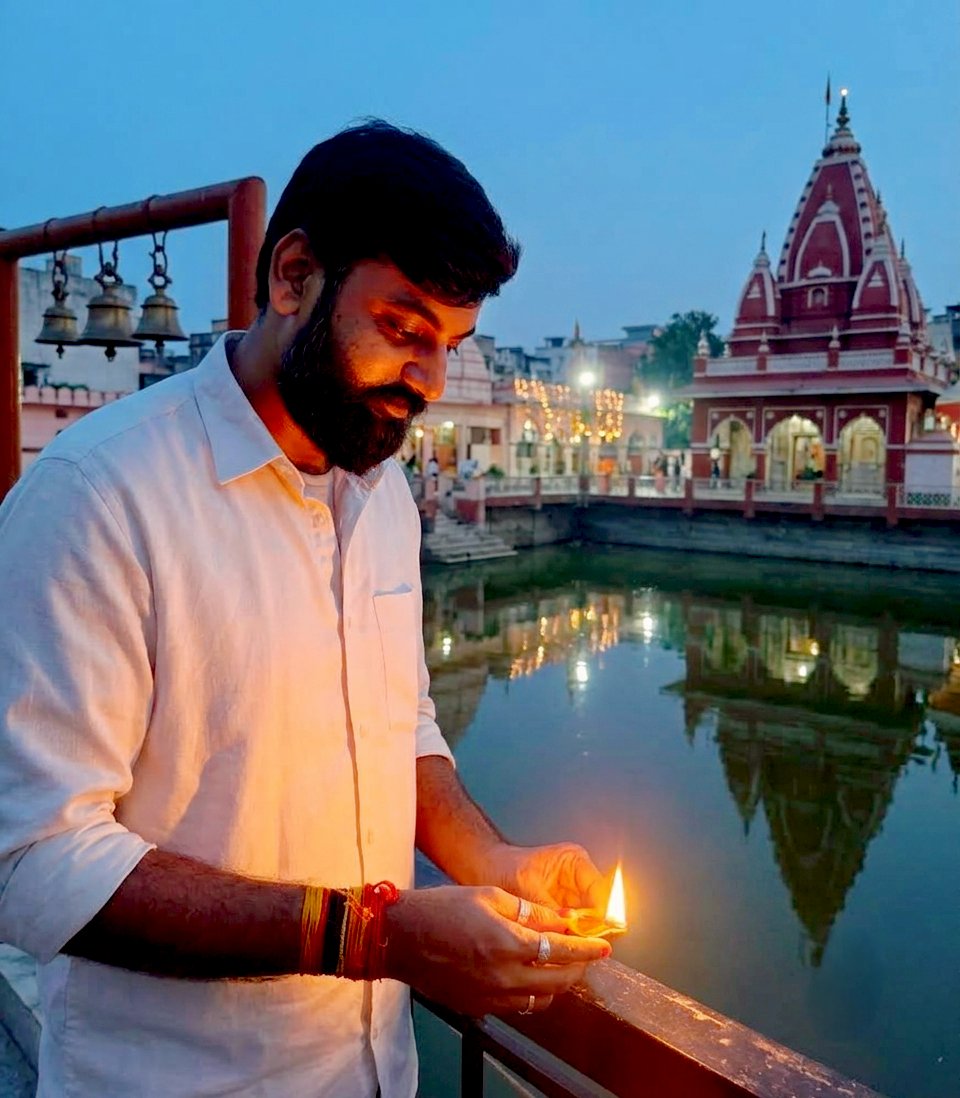 Akshat_Priyesh's tweet photo. ये दिया 🪔आपके  उत्तम स्वास्थ्य के लिए
ये दिया🪔आपकी दीर्घायु के लिए,
ये दिया 🪔है देश के समस्त तमो को हरते हुए देश के उज्जवल भविष्य के लिए।
आपका जीवन प्रकाशमान रहे..

प्रधानमंत्री आदरणीय श्री @narendramodi जी आपको जन्मदिन की ढेरों बधाई एवं शुभकामनाएँ🙏😊🎂🥳

#आशीर्वाद_का_दीया https://t.co/W2wiq4Wm9O