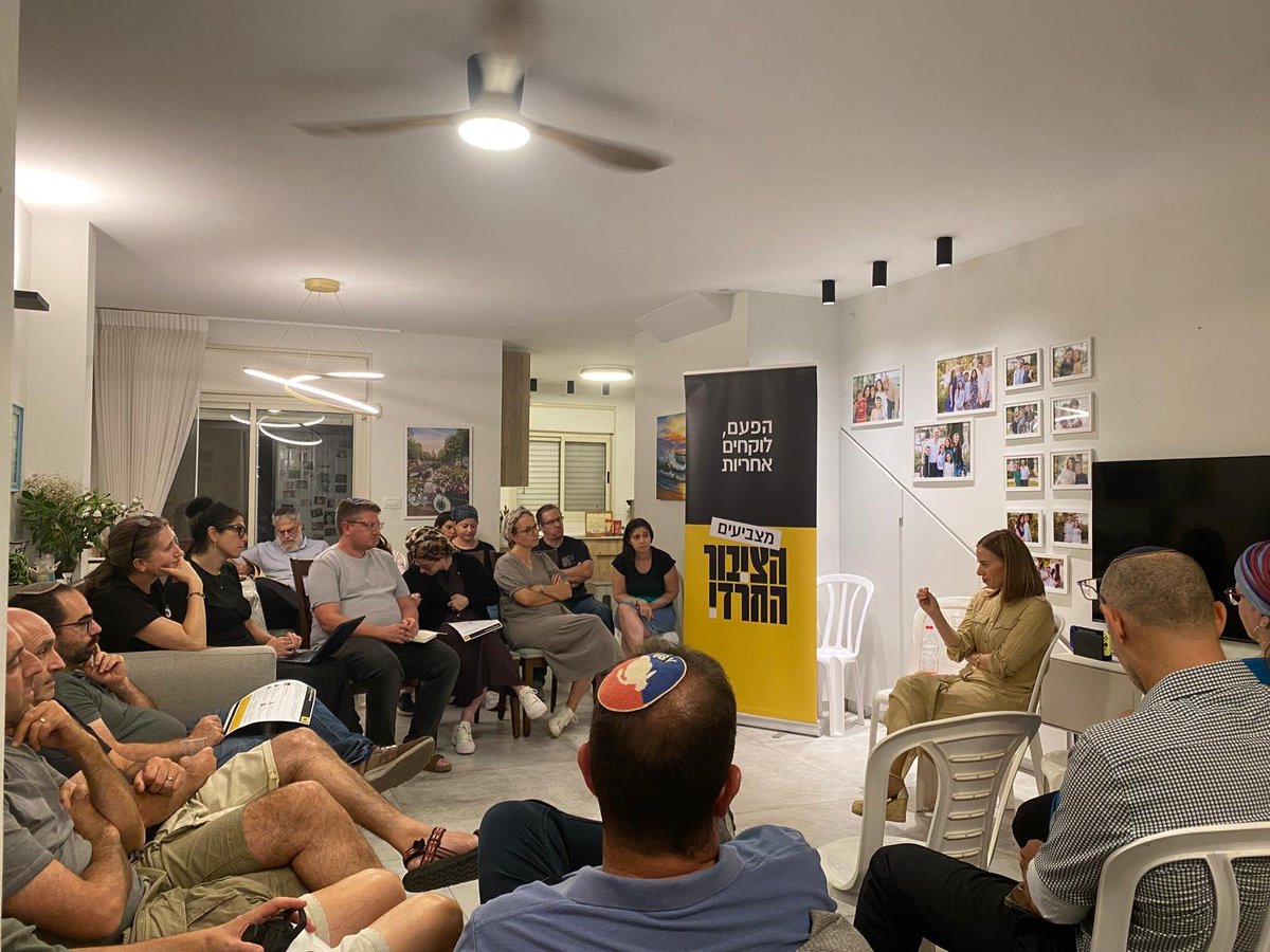 HatziburCharedi's tweet photo. Another night, another parlor meeting. 
This time in Modi'in with @NechumiYaffe. 

Thank you to our gracious hosts, and to everyone who came out to learn more about how we hope to make Israel better for all communities. https://t.co/MrDaMNsOqG