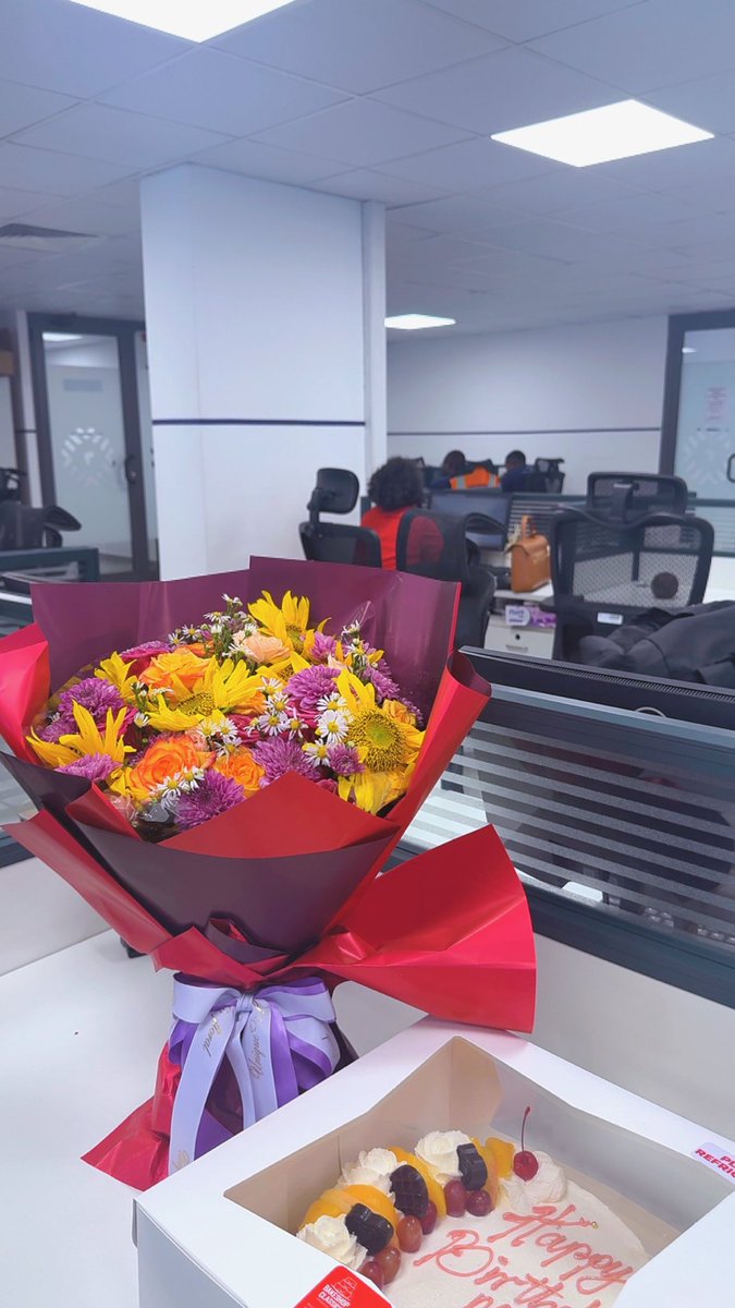 ms_Lyyn's tweet photo. 💐 &amp; 🎂 https://t.co/DvaUckxTuO
