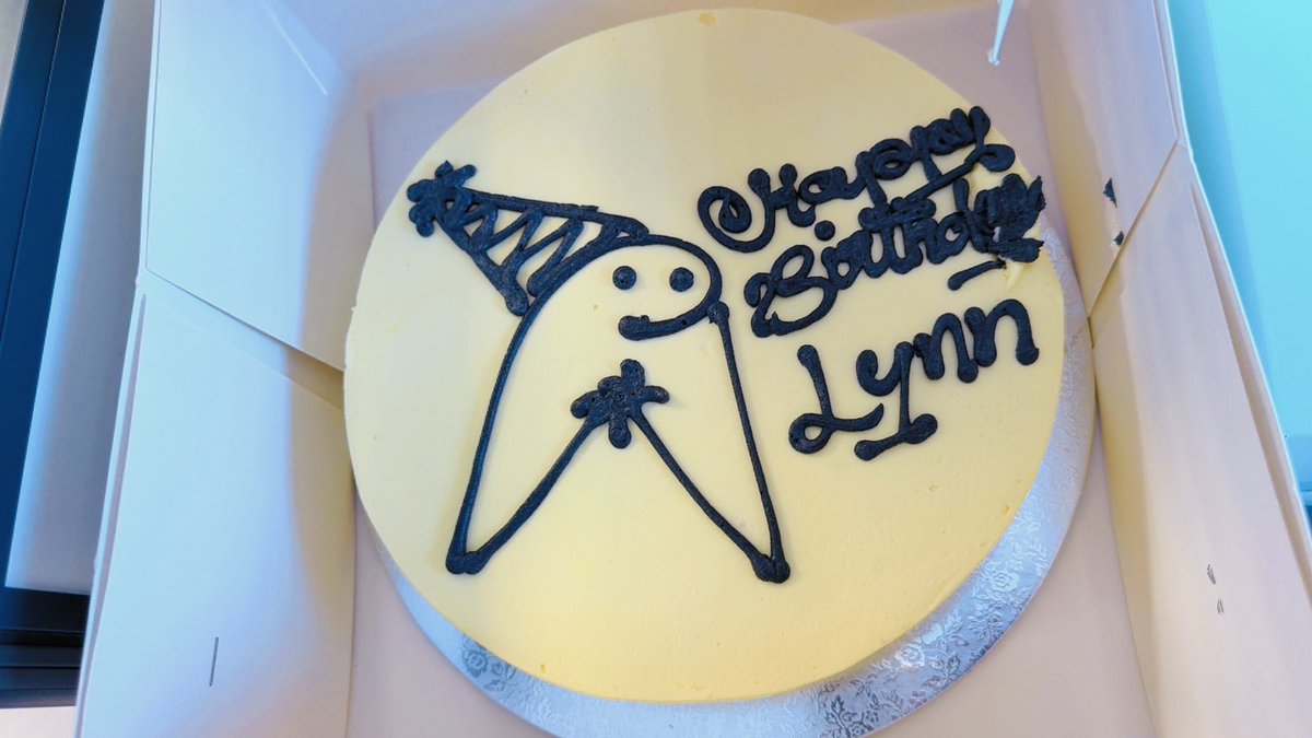 ms_Lyyn's tweet photo. 💐 &amp; 🎂 https://t.co/DvaUckxTuO
