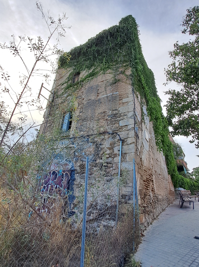 historiesdebcn's tweet photo. De tant en tant m'acosto a veure com està la Torre del Moro d'Horta.

Em temo que qualsevol dia, quan torni, ja no hi serà🥺 https://t.co/AFfUR3L1ig