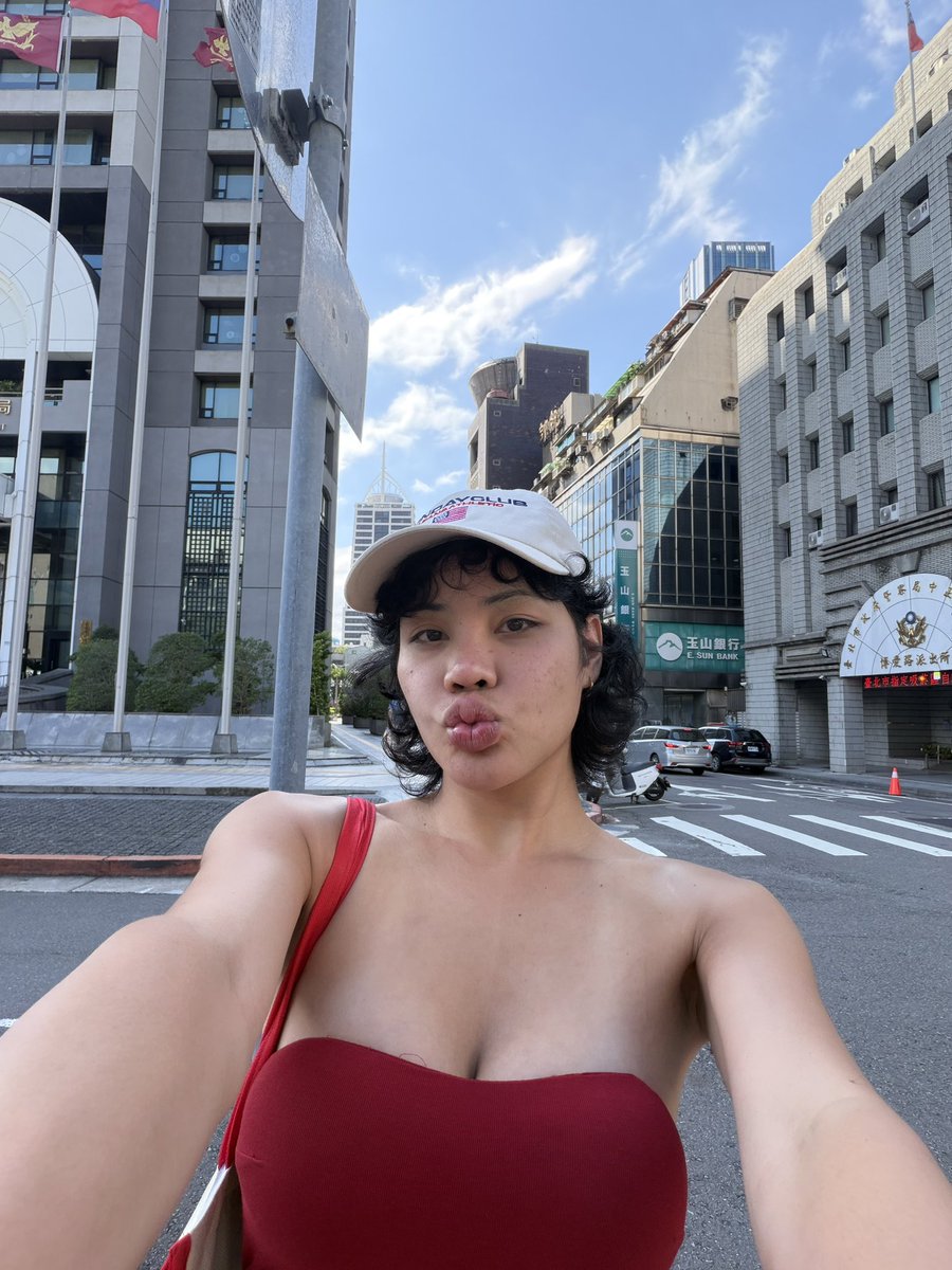 natasha11233's tweet photo. #ladyboys #trans https://t.co/Hr3Y82P5jx