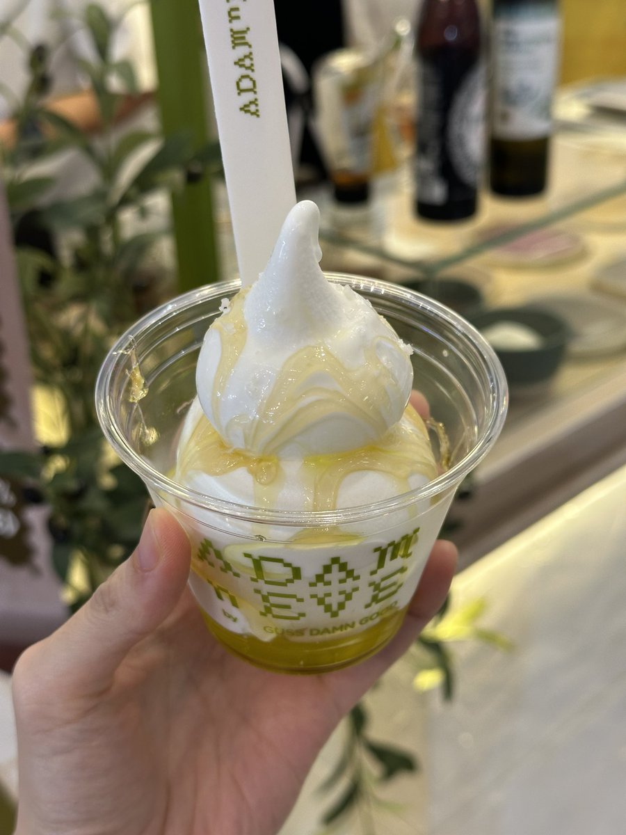 tamjaichunbkk's tweet photo. นี้ชอบเมนู adam &amp; eve มากกกกก จะใส่ olive oil, wild honey แล้วก็โรยเกลือ โคตรอร่อย แสงออกปาก มันหวาน นัว เค็ม ครบรส ไม่เคยคิดว่าน้ำมันมะกอกจะเข้ากับโฟรโยขนาดนี้ เคยลองแต่กับไอติม https://t.co/b3JZqyWRg8