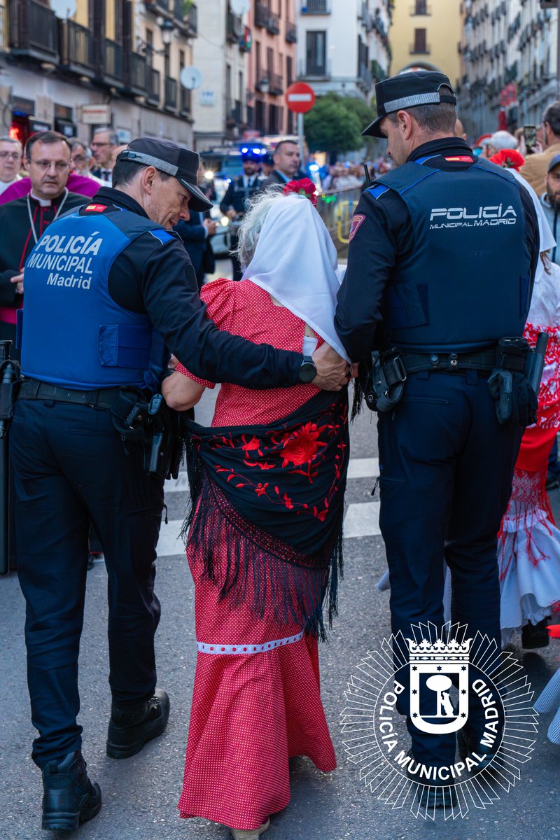 policiademadrid's tweet photo. 👵👴Una persona mayor en la calle, desorientada o que necesita ayuda.

A veces, detrás de una situación que parece pequeña, hay alguien que necesita que le prestemos atención.

👮‍♀️👮‍♂️Identificar, ayudar, localizar a familiares y acompañar también forma parte de nuestro trabajo.

#PMM
#laPolicíadeTuCiudad