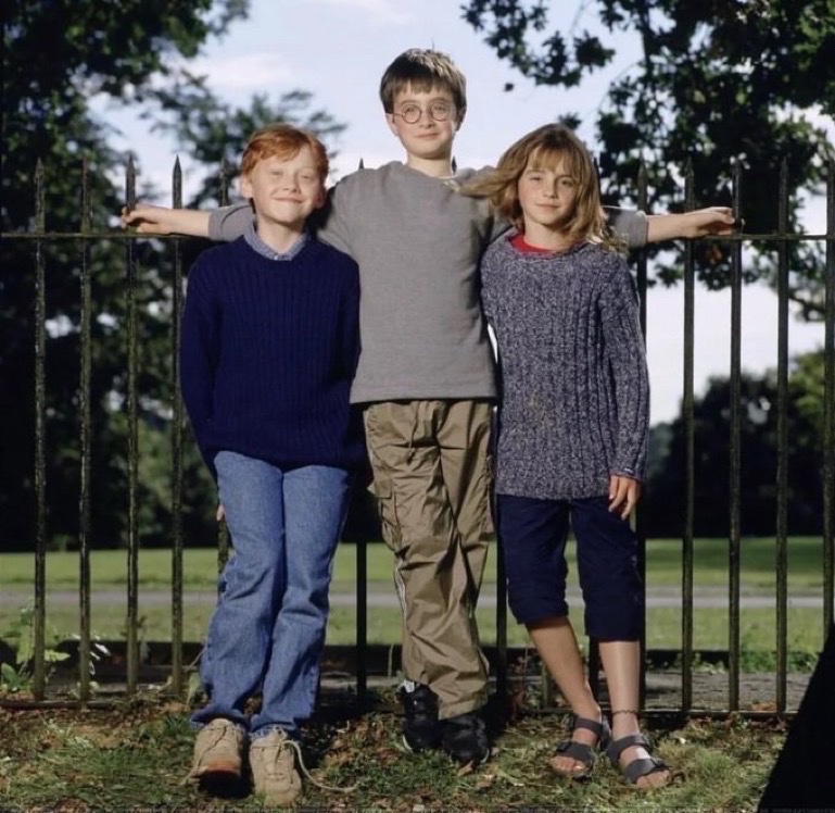 TheDailyHPotter's tweet photo. The trio's first photoshoot in 2001 📸 https://t.co/8sdUASQtqj