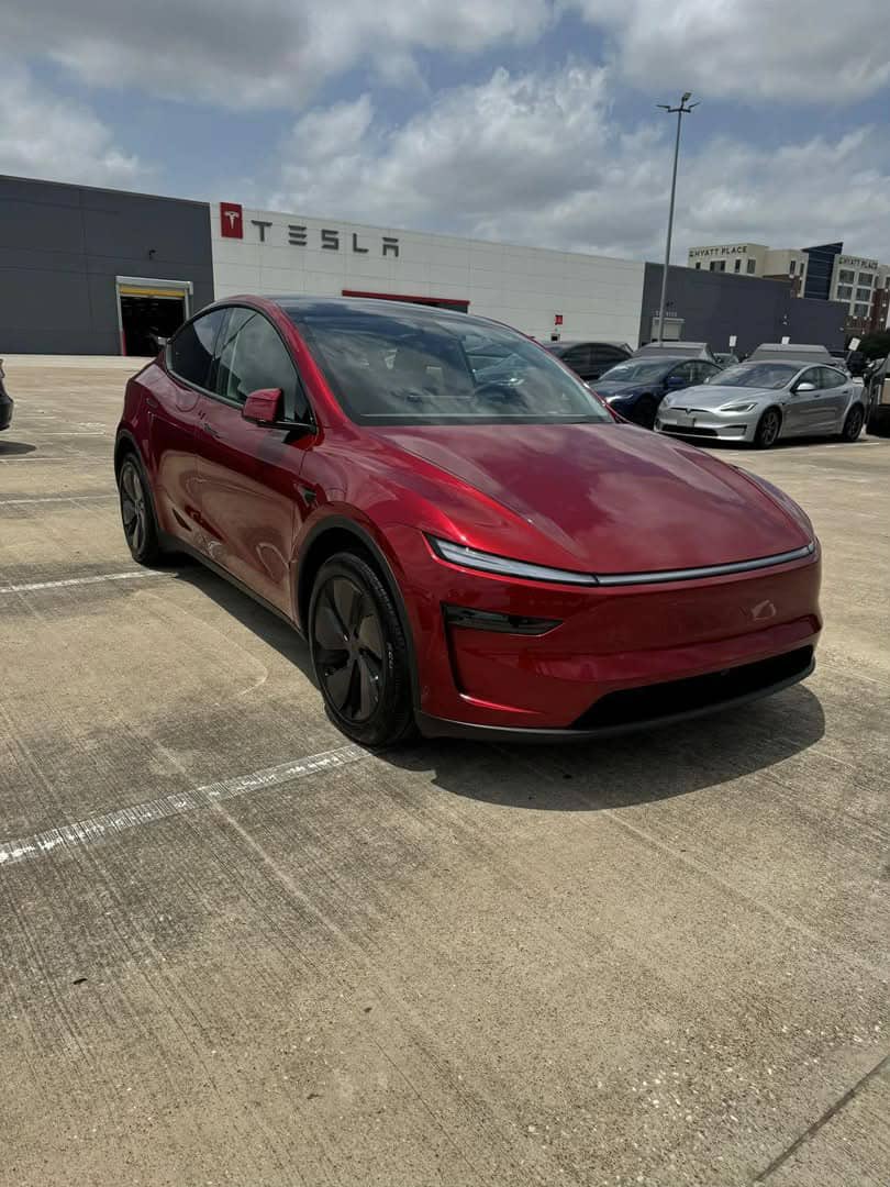 MuskVisionc0y's tweet photo. ❤️❤️❤️For the disabled self driving car The 2027 Tesla Model Y L has a longer wheelbase, six-seat layout, more third-row space, and up to 325 miles of range. https://t.co/BylNirvLT3